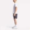 Herren-T-Shirt mit kleinem Logo, Rundhalsausschnitt und kurzen Ärmeln